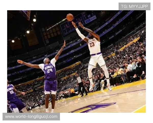 湖人队迎来新赛季备战关键时刻 詹姆斯状态回升浓眉健康成焦点